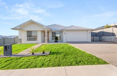4-Bedroom, 2-Bathroom House in BAYLINKS ESTATE, PIALBA, QLD